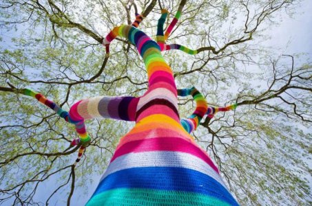 yarn-bombing-tree-guerilla-knitting-yarnstorming-graffiti-knitting.jpg