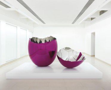 Jeff-Koons-Cracked-Egg-Magenta.jpg