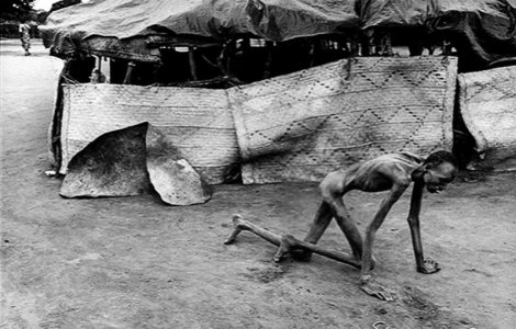 Sudan-1993-–-Famine-victim-in-a-feeding-center-by-James-Nachtwey.jpg