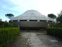 casa ufo disco volante roma.jpg