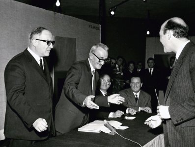 Conferimento-del-Gran-Premio-per-la-Pittura-a-Piero-Dorazio-XIV-Premio-Lissone-1965.jpg