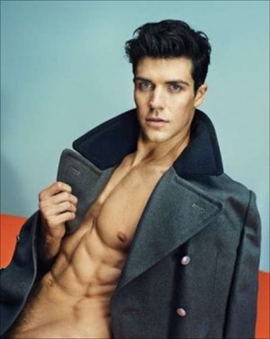 roberto-bolle-shirtless-ma-con-un-bel-cappotto-per-vanity-fair.jpg