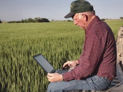 agricoltore-computer-campo-di-grano-anziano-pc.jpg