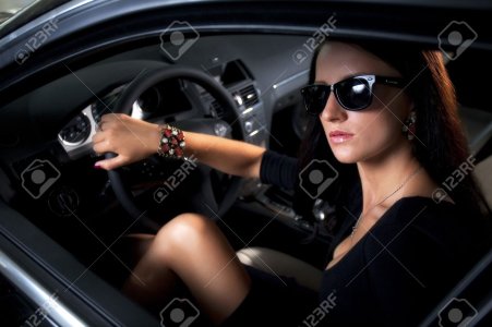 7991844-Sexy-femme-l-gante-de-voiture-de-luxe-avec-ses-longues-pattes-Banque-d'images.jpg