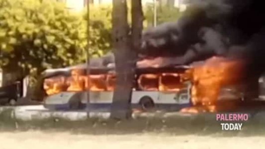 Autobus in fiamme Borgo Nuovo.jpg