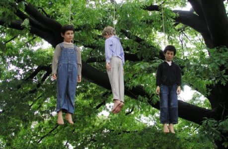 cattelan-bambini-impiccati-2004.jpg