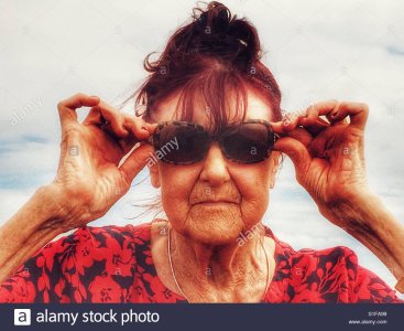 80-enne-donna-britannica-che-adegua-i-suoi-occhiali-da-sole-s1fa99.jpg