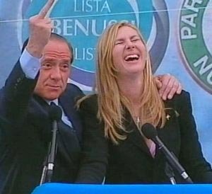 Berlusconi-Biancofiore-dito-medio-2.jpg