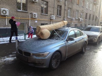 Gigantesco-fallo-di-legno-legato-sulla-BMW-di-Katya-Romanovskaya-attivista-russa-nemica-di-Putin.jpg
