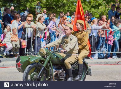 moto-con-cinque-comunista-ha-sottolineato-la-stella-rossa-e-unione-sovietica-bandiera-durante-il.jpg