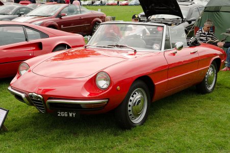 Alfa_Romeo_Spider_Junior_1300_(1968)_(14260594357).jpg