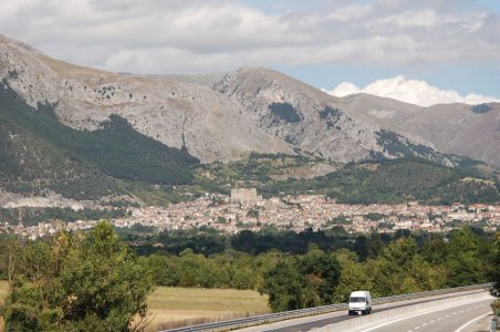 Celano - 1024px-Autostrada_A25_Italia_2011-08-by-RaBoe-10.jpg